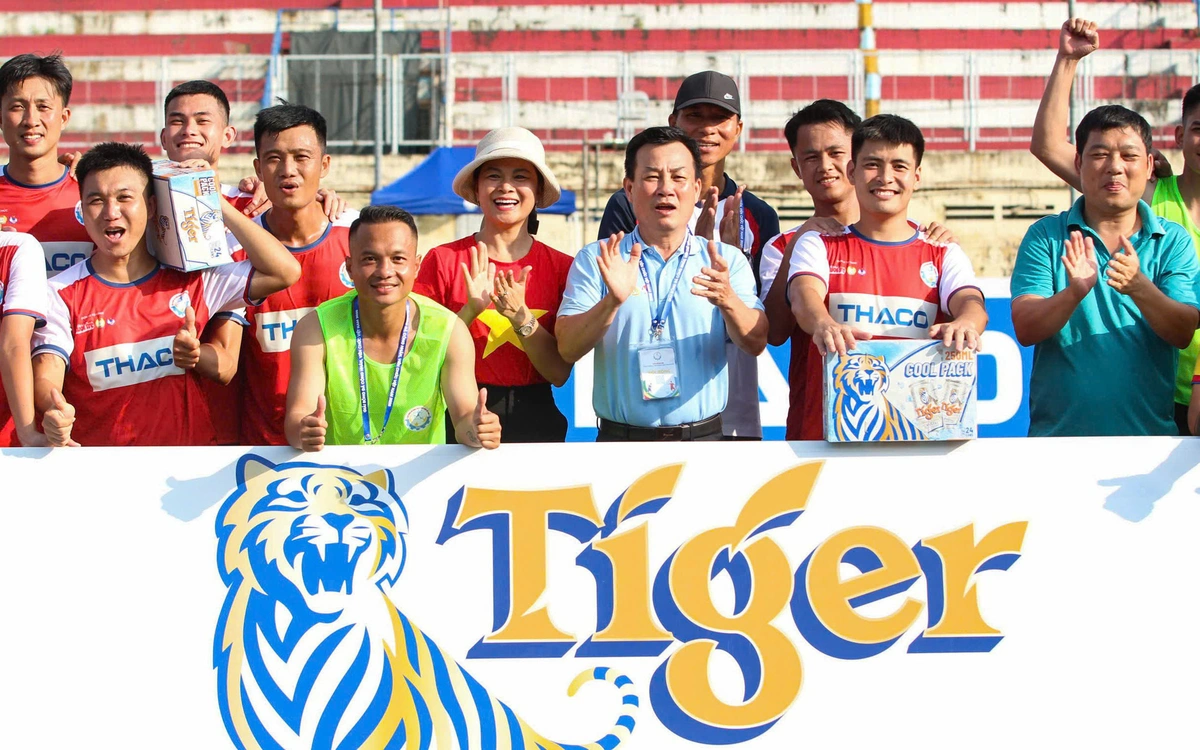 Cùng cầu thủ vượt thách thức, nuôi dưỡng tình yêu bóng đá cộng đồng