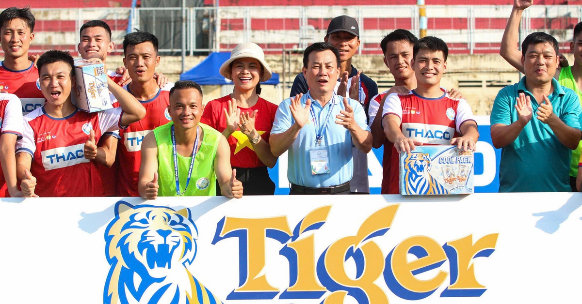 Cùng cầu thủ vượt thách thức, nuôi dưỡng tình yêu bóng đá cộng đồng