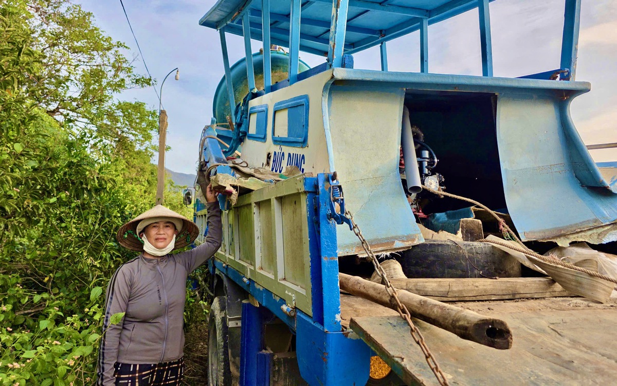 Dân nuôi hải sản gạt nước mắt nhìn cá chết trắng mặt đầm sau bão số 13