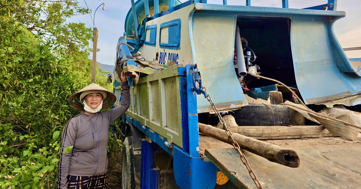 Dân nuôi hải sản gạt nước mắt nhìn cá chết trắng mặt đầm sau bão số 13