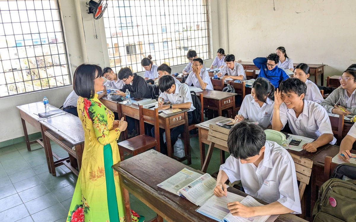 Cửa phòng học, mái ngói bị gió bão thổi bay, học sinh vẫn trở lại trường