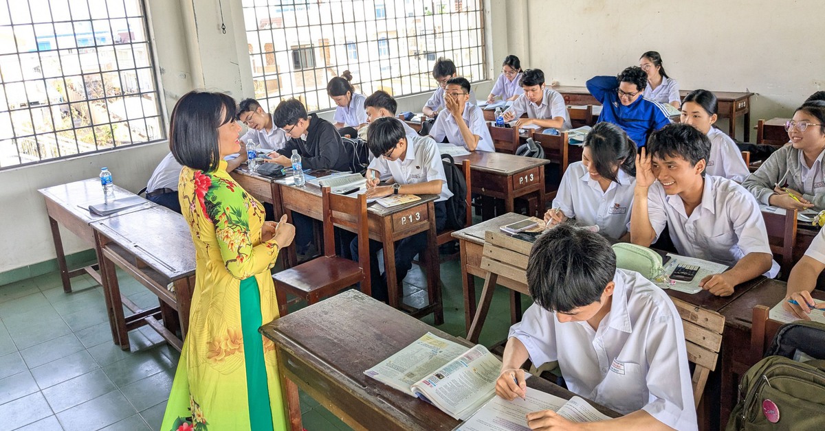 Cửa phòng học, mái ngói bị gió bão thổi bay, học sinh vẫn trở lại trường