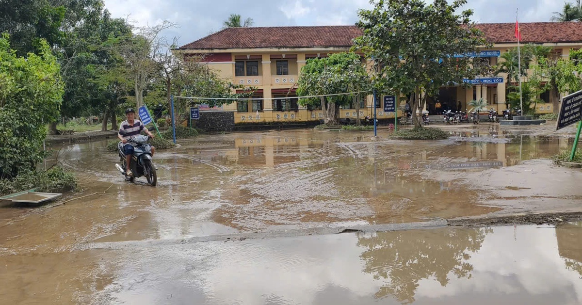 Bộ đội, công an dọn bùn trường lớp, lợp lại mái nhà giúp dân sau bão số 13