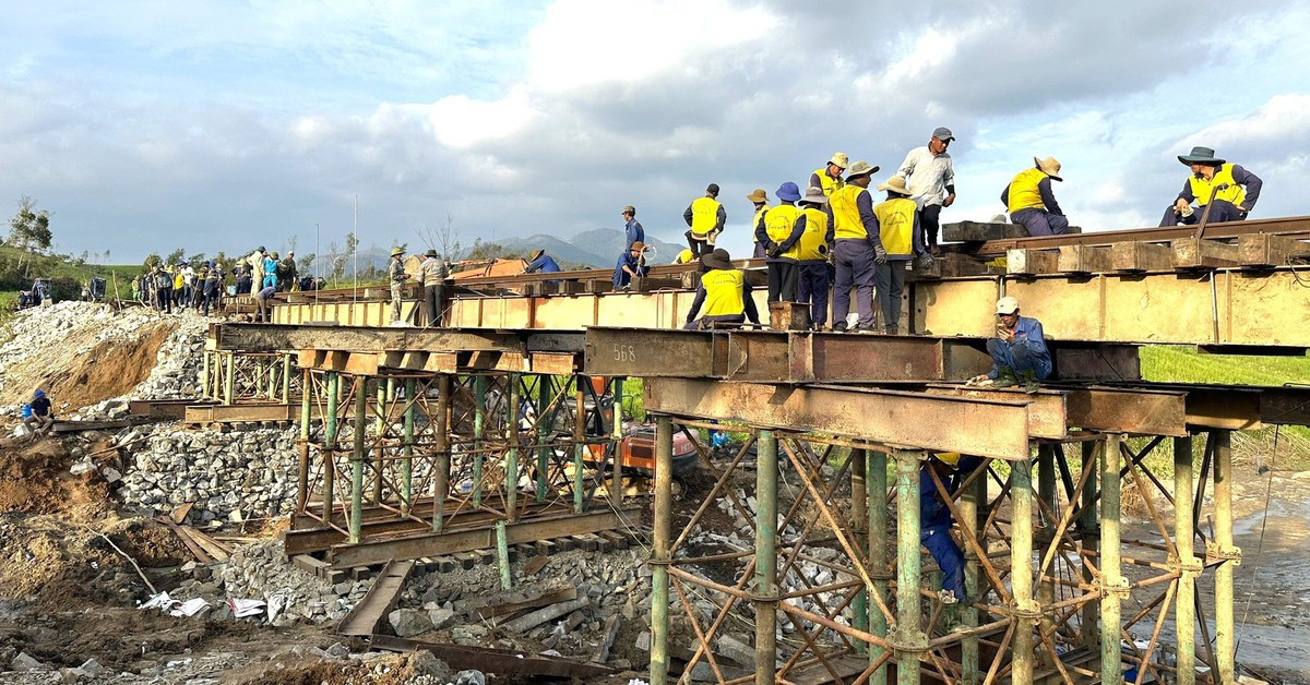 Khắc phục xong sự cố 'hổng chân' do bão Kalmaegi, đường sắt Bắc - Nam thông suốt trở lại