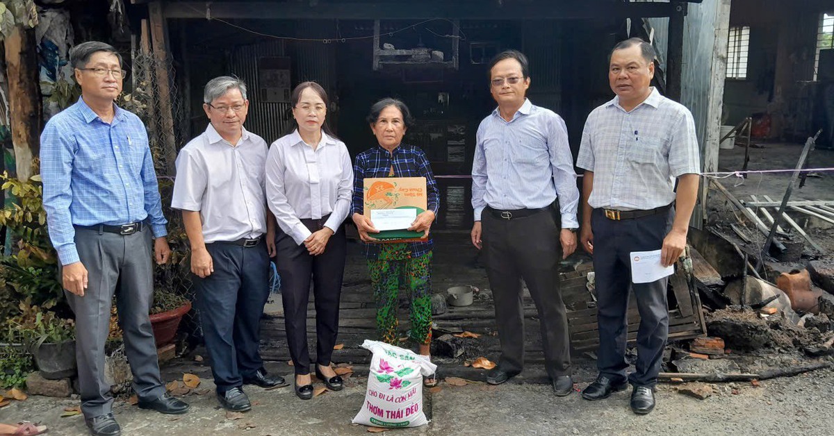 Hỗ trợ hơn 119 triệu đồng cho 4 hộ dân bị ảnh hưởng do cháy đường dây điện trung thế