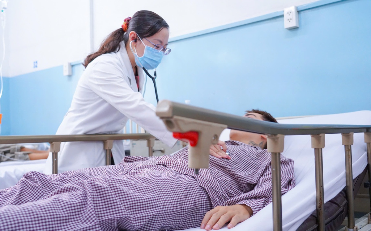 Vụ hàng trăm ca ngộ độc bánh mì ở TP.HCM: Vì sao sau 3 ngày vẫn còn nhiều người nhập viện?