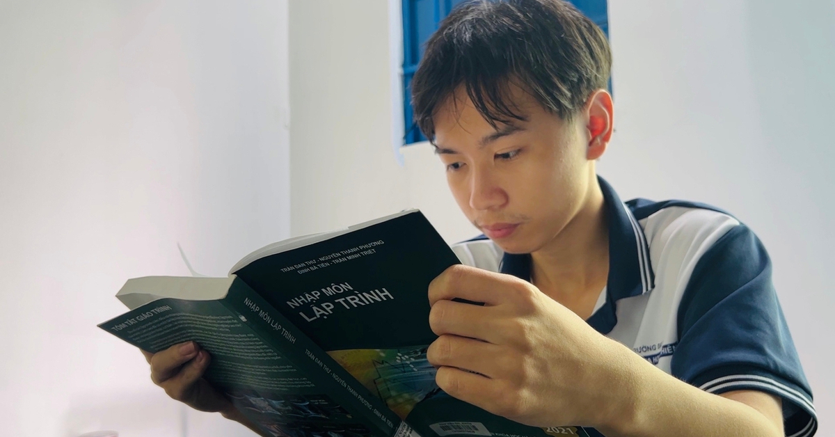 Con trai người mẹ chạy xe ôm đoạt 'cả kho' giải thưởng tin học, trúng tuyển ĐH Khoa học tự nhiên