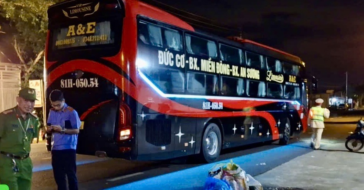 Xe máy chuyển làn va chạm với xe khách, hai vợ chồng thiệt mạng