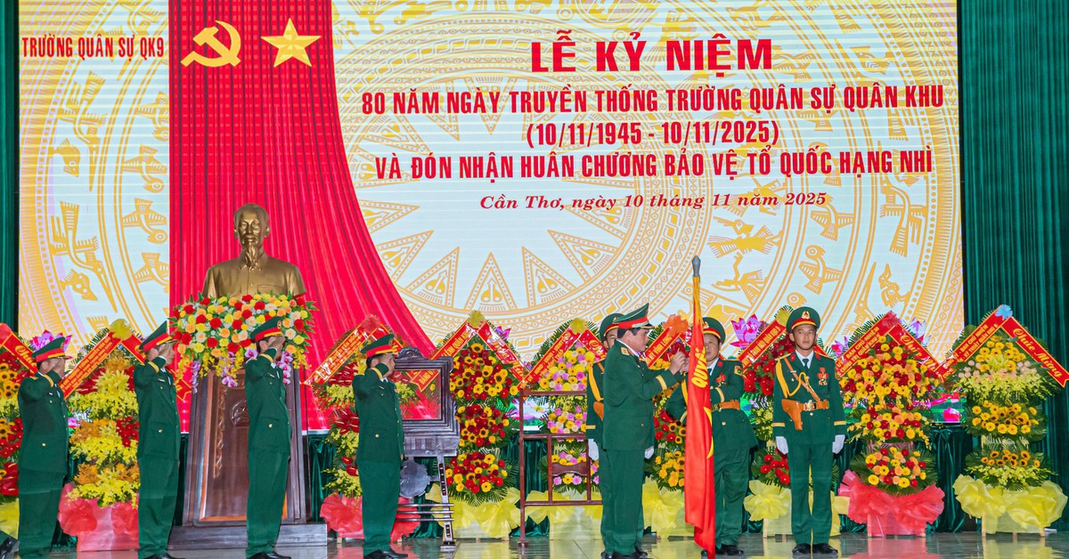 Trường Quân sự Quân khu 9 đón nhận Huân chương Bảo vệ Tổ quốc hạng nhì