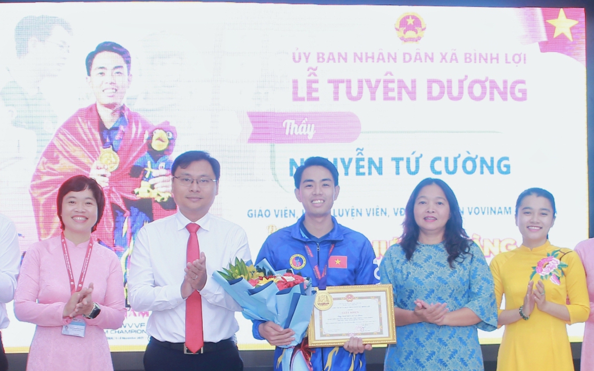 Tuyên dương thầy giáo Nguyễn Tứ Cường đạt huy chương vàng Giải vô địch Vovinam Thế giới