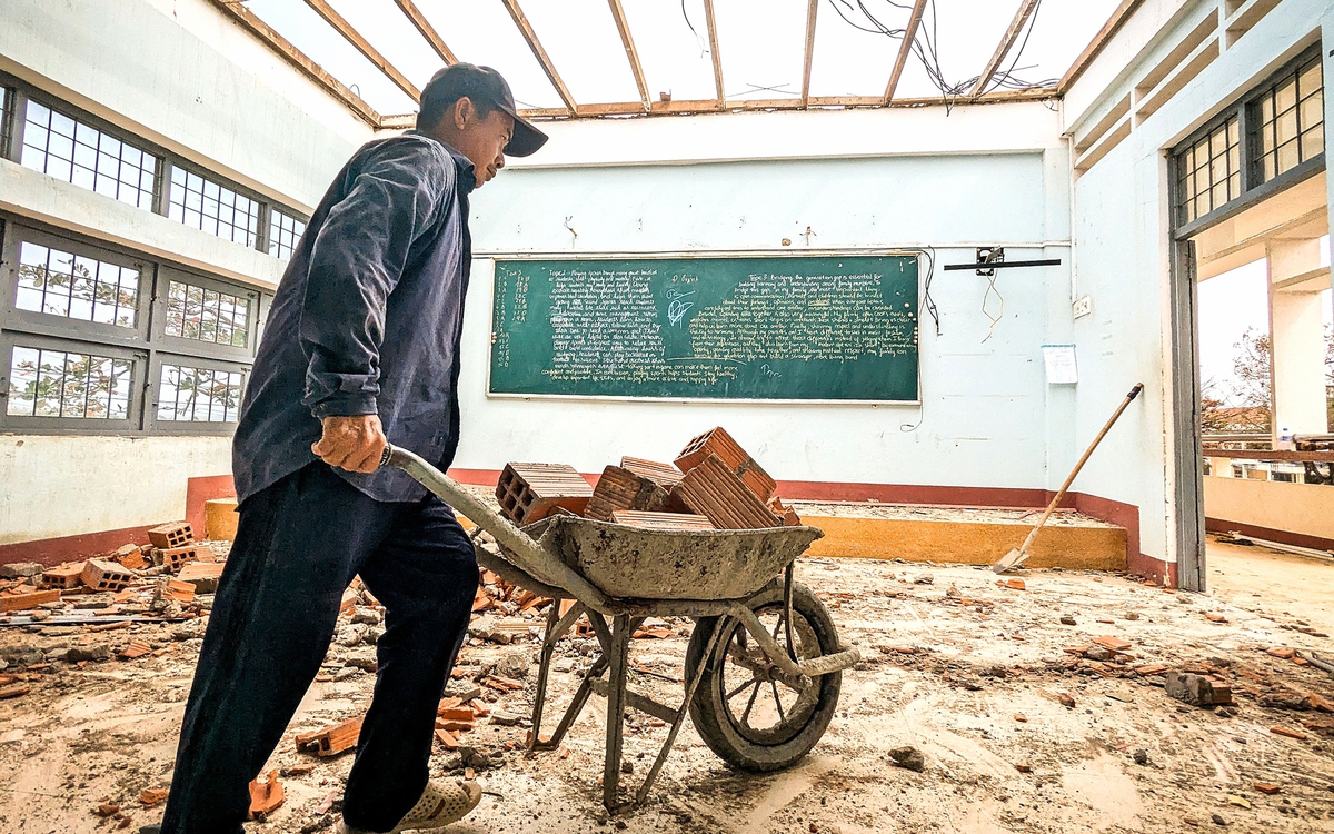 Trường lớp vùng tâm bão Kalmaegi khẩn trương dọn dẹp, nhiều thiết bị hư hỏng