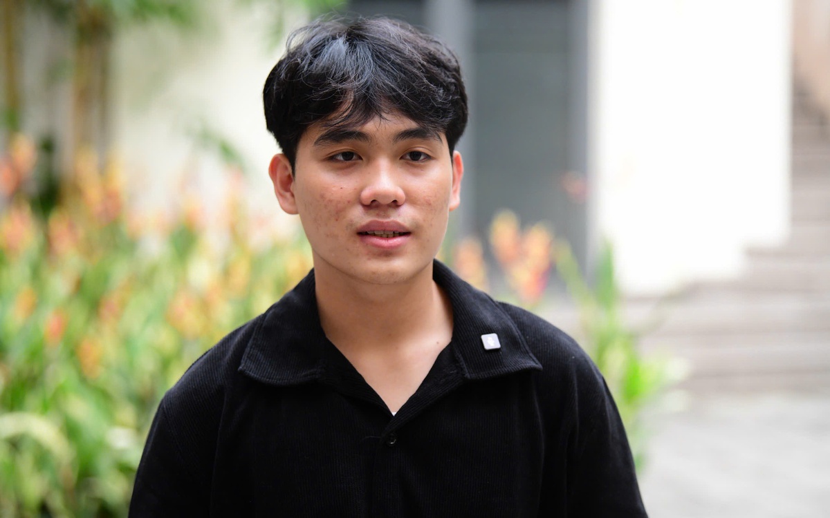 Nam sinh viên sống với bà nội rơi nước mắt khi nghe tên mình nhận học bổng Tiếp sức đến trường