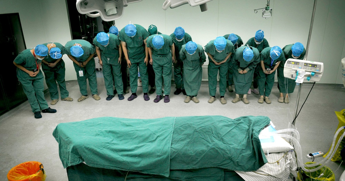 Sự thật về bức ảnh các bác sĩ Trung Quốc cúi đầu tri ân thiếu nữ 17 tuổi hiến tạng cứu nhiều người