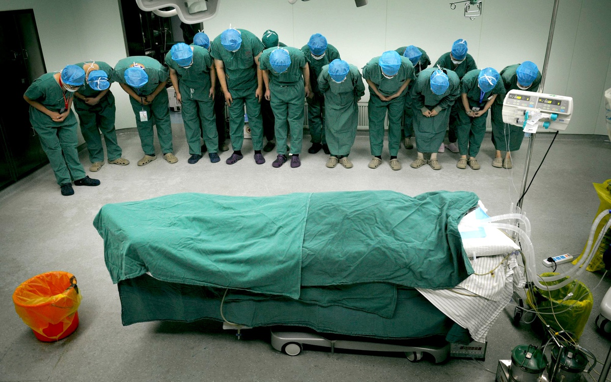 Sự thật về bức ảnh các bác sĩ Trung Quốc cúi đầu tri ân thiếu nữ 17 tuổi hiến tạng cứu nhiều người