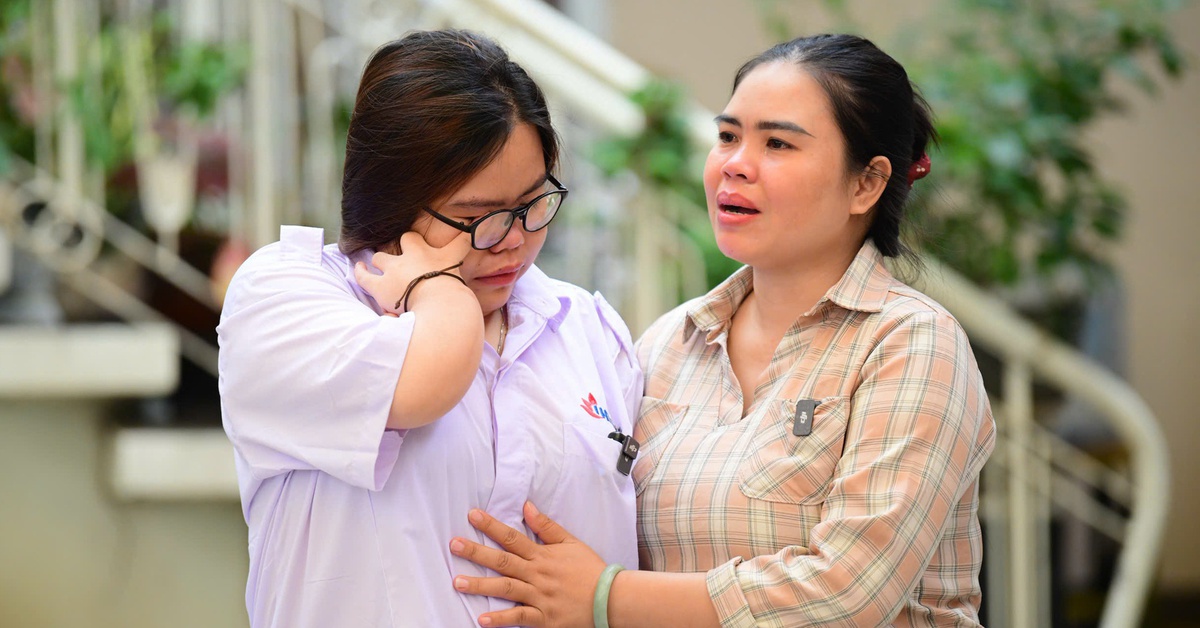 Sợ con mặc cảm ở lễ học bổng, mẹ dắt con từ Tây Ninh lên TP.HCM 'cảm ơn con ra đời, làm con mẹ'