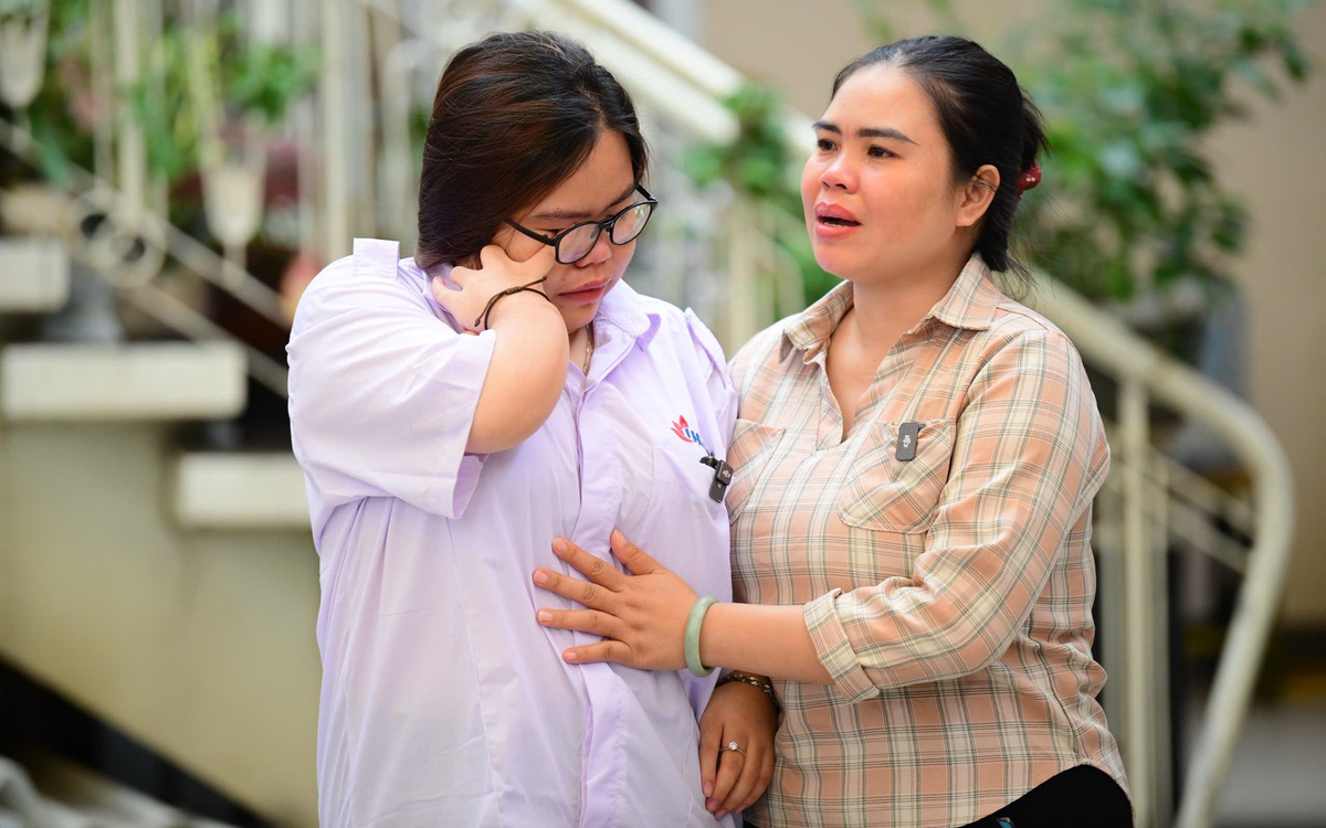 Sợ con mặc cảm ở lễ học bổng, mẹ dắt con đi 'cám ơn con ra đời, làm con mẹ'