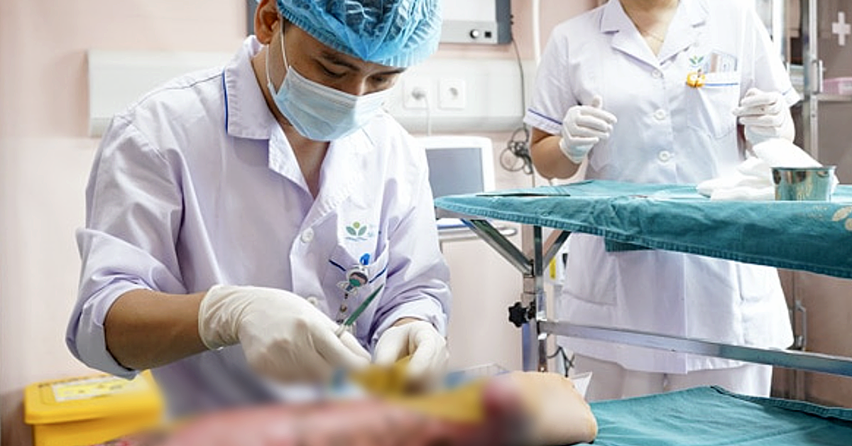 Tự làm thí nghiệm đốt cồn tại nhà, bé trai 12 tuổi bỏng nặng