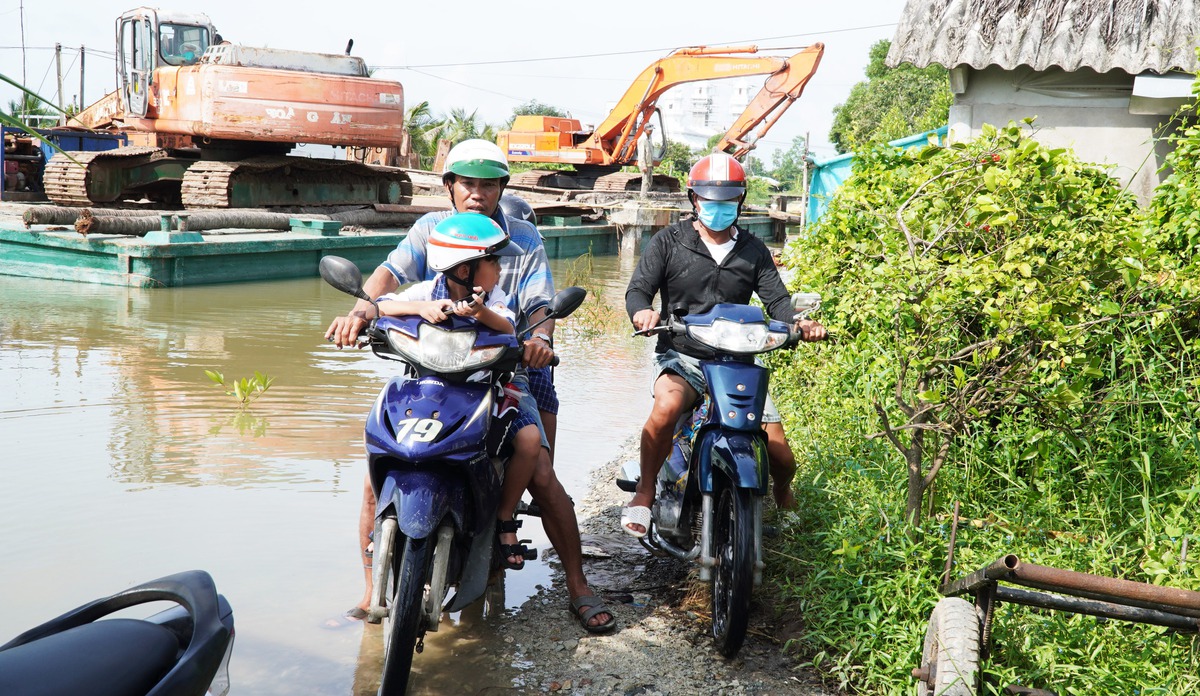 Dỡ cầu thi công đường trăm tỉ, dân phải đi đò qua sông