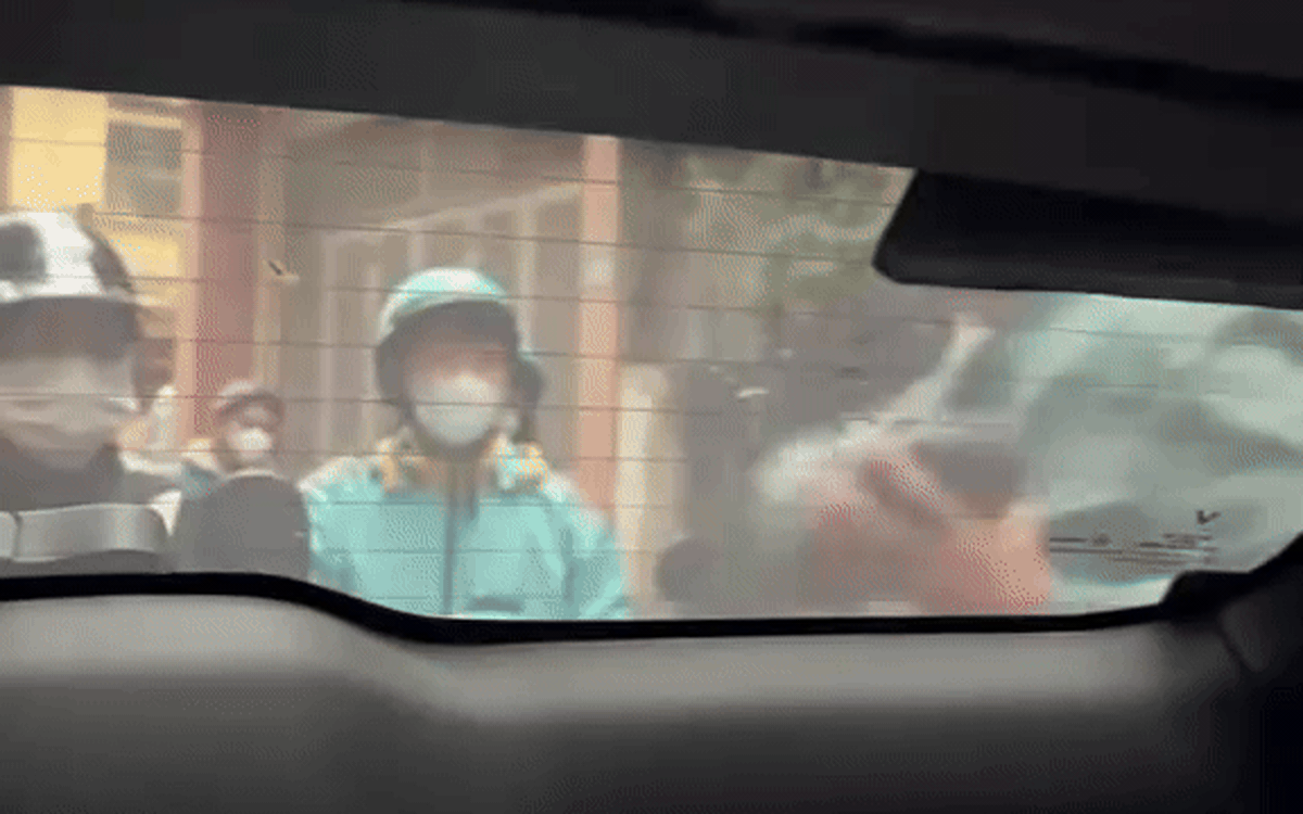 Tài xế xe ôm bị đấm tới tấp vào đầu