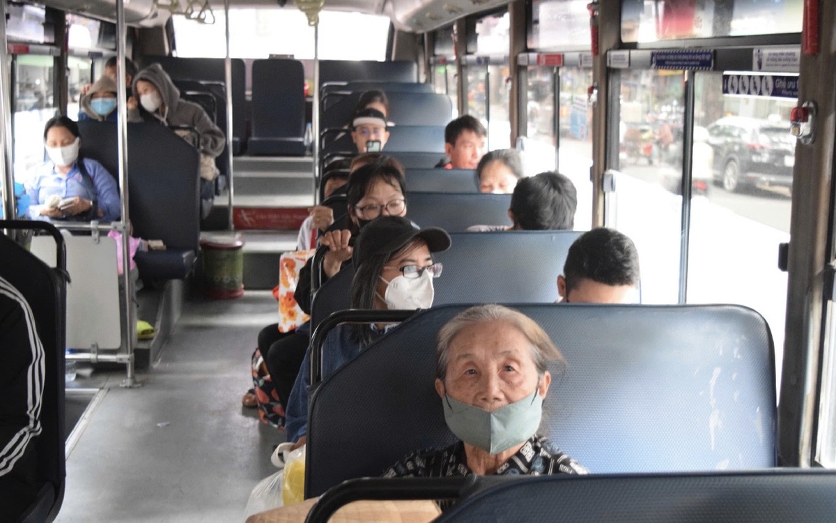 Người cao tuổi ở TP.HCM nhận vé xe buýt miễn phí tự động bằng căn cước, VNeID