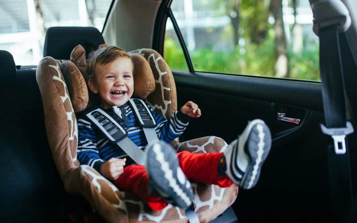 Từ 1-1-2026, cần lưu ý gì khi chở trẻ trên ô tô?