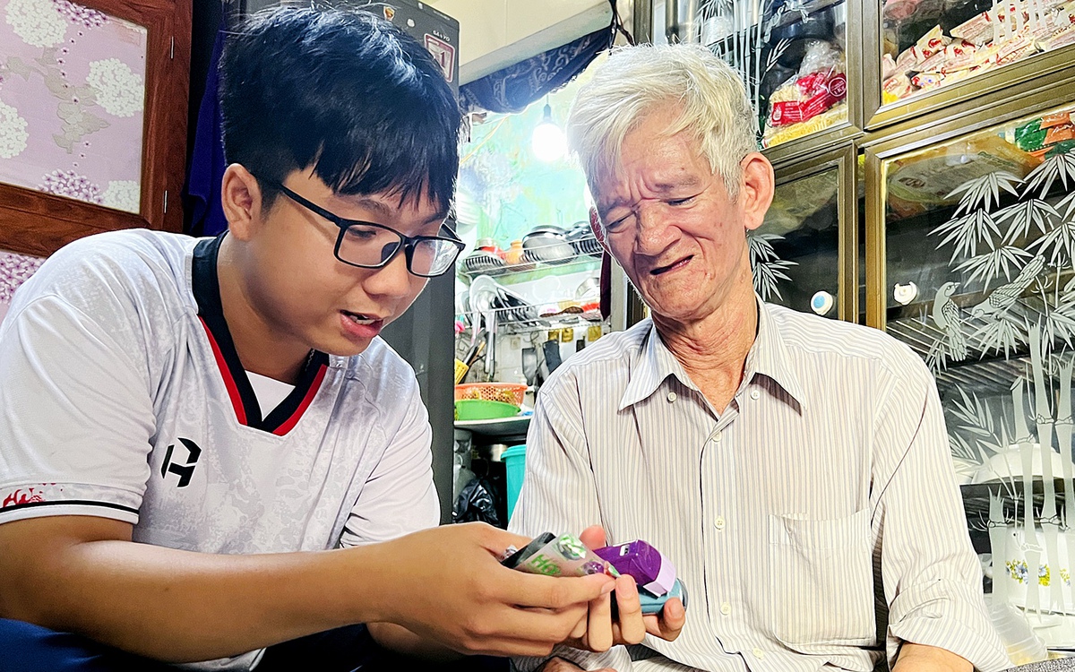 Cha qua đời bi thương trên biển, mẹ mất vì bệnh tim, chú bé khổ đau nay vào đại học ngành AI