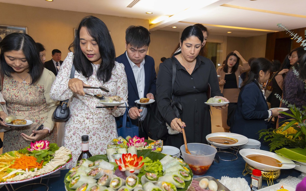 'Ăn cả thế giới' ở Hà Nội