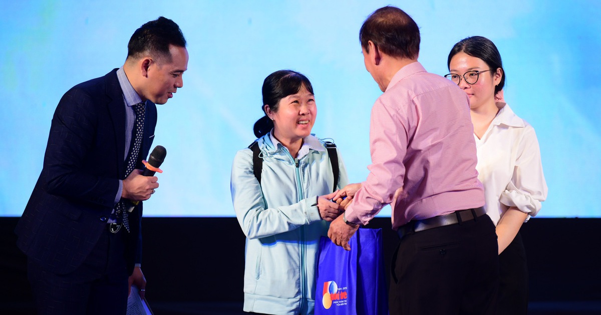 Ông chủ Nhà Gia Hòa tặng 100 triệu đồng trên sân khấu cho 2 SV ĐH Y Dược TP.HCM và ĐH Văn Hiến