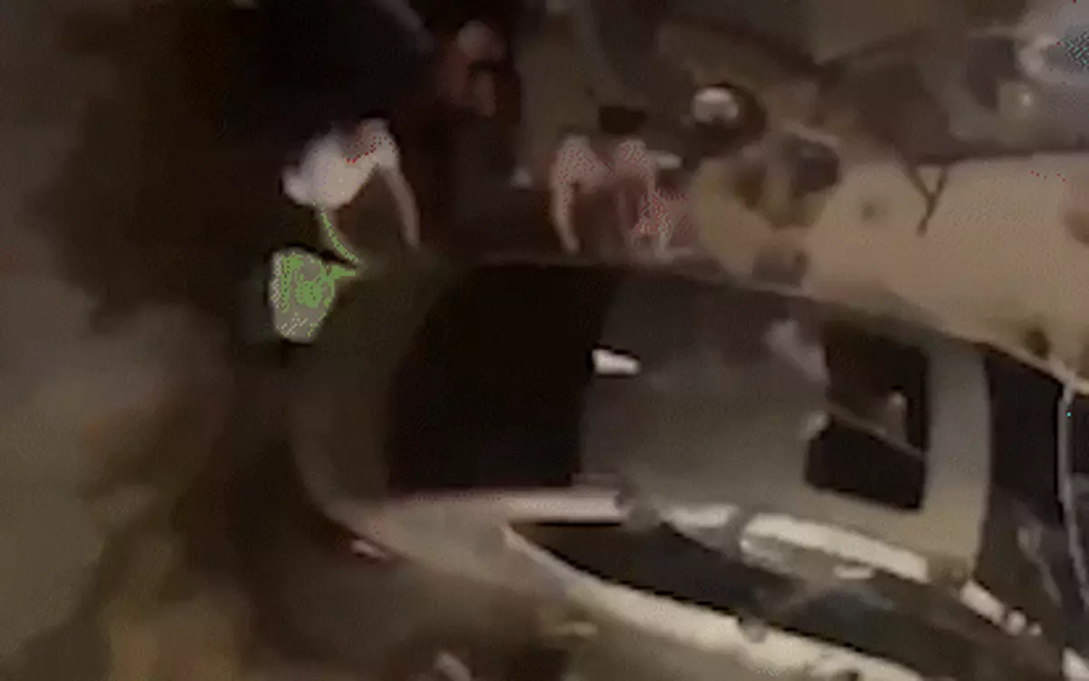 Nhiều người vây ô tô, tài xế chạy xe 'điên loạn'