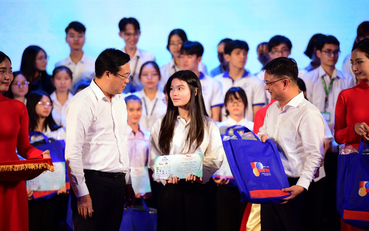 Tiếp sức đến trường 2025 cho 1.066 tân SV cả nước: Bệ đỡ cho khát vọng 'nghèo nhưng dám đi học'