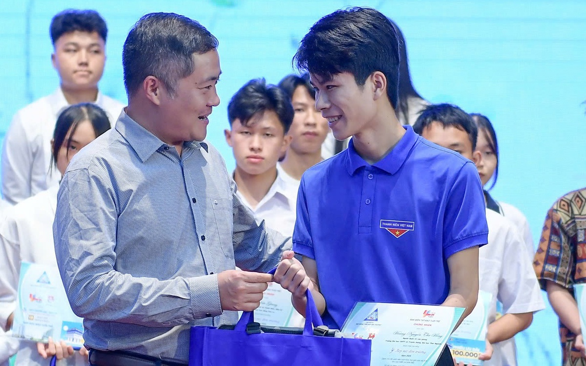 Tối 11-11, trao học bổng Tiếp sức đến trường 275 sinh viên học tại TP.HCM ở Nhà văn hóa thanh niên