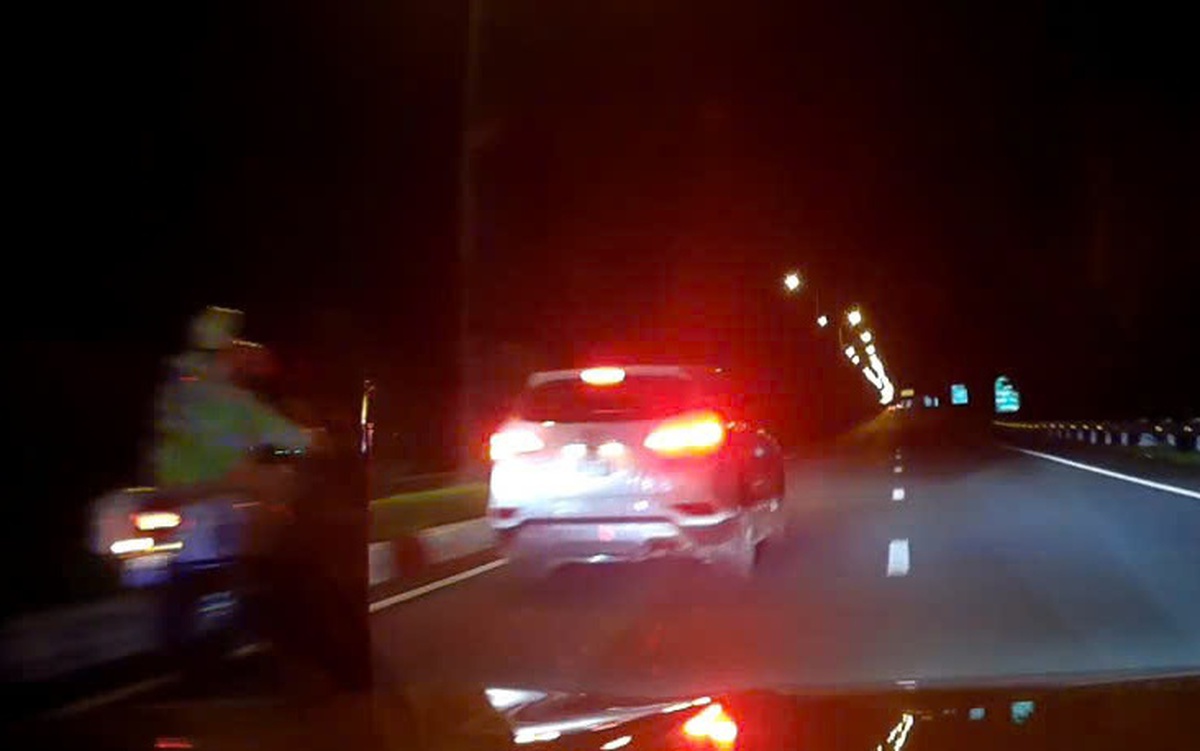 Xử phạt nữ tài xế ‘không nghe rõ’ nên không nhường đường cho xe dẫn đoàn