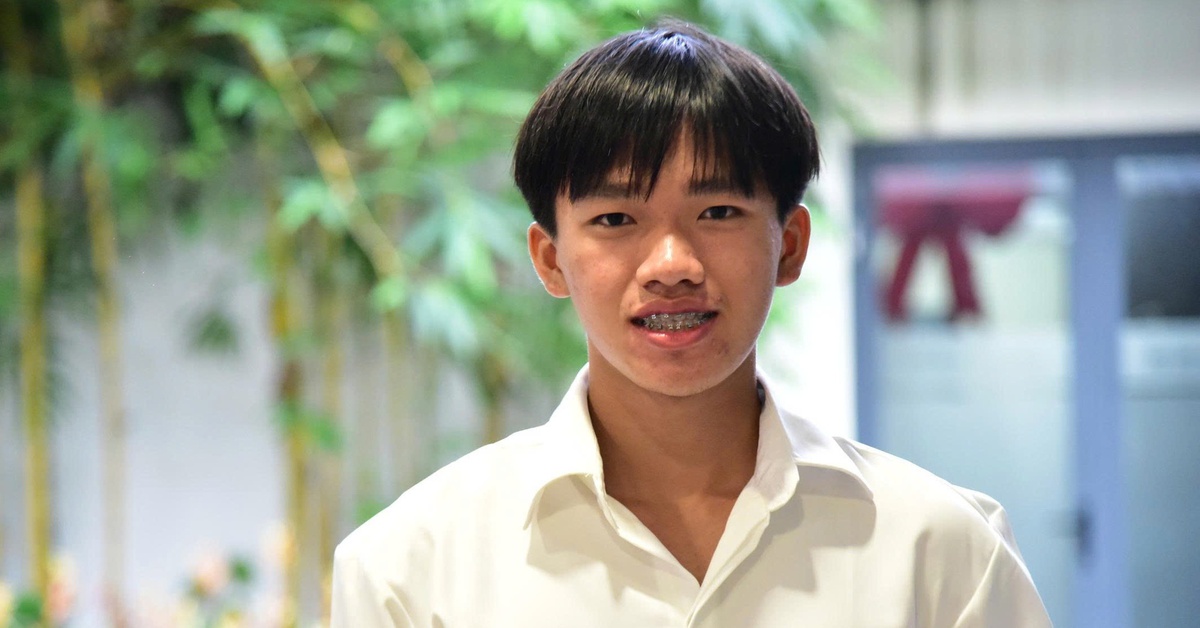 Tân sinh viên gồng mình bưng từng thùng hồ 30kg để đổi lấy giấc mơ vào ĐH Khoa học tự nhiên, TP.HCM