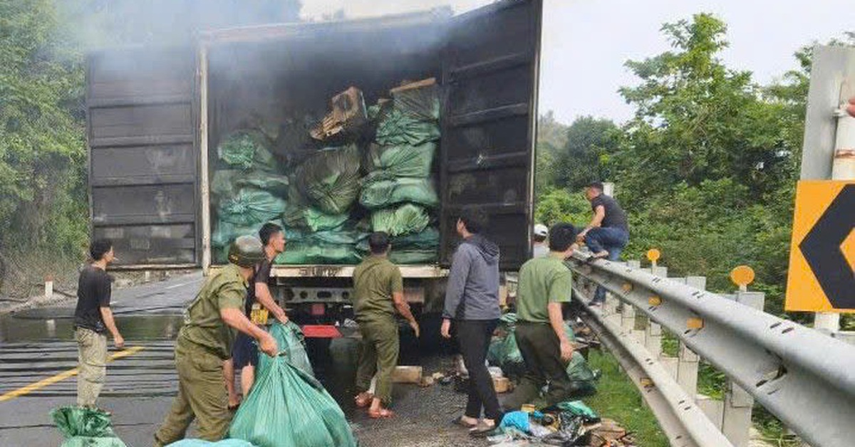 Xe container chở hàng chuyển phát nhanh bốc cháy trên quốc lộ 1