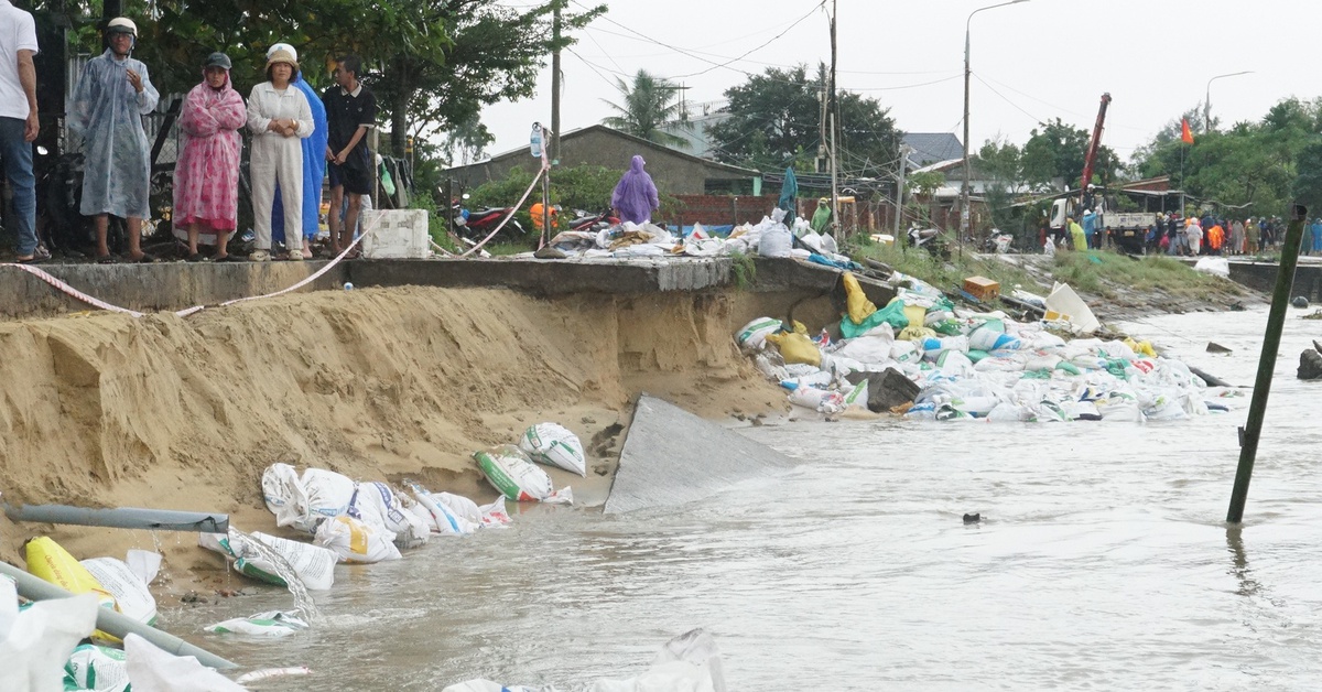 Bờ kè An Lương tan nát trong mưa lũ lịch sử, Đà Nẵng công bố tình huống khẩn cấp