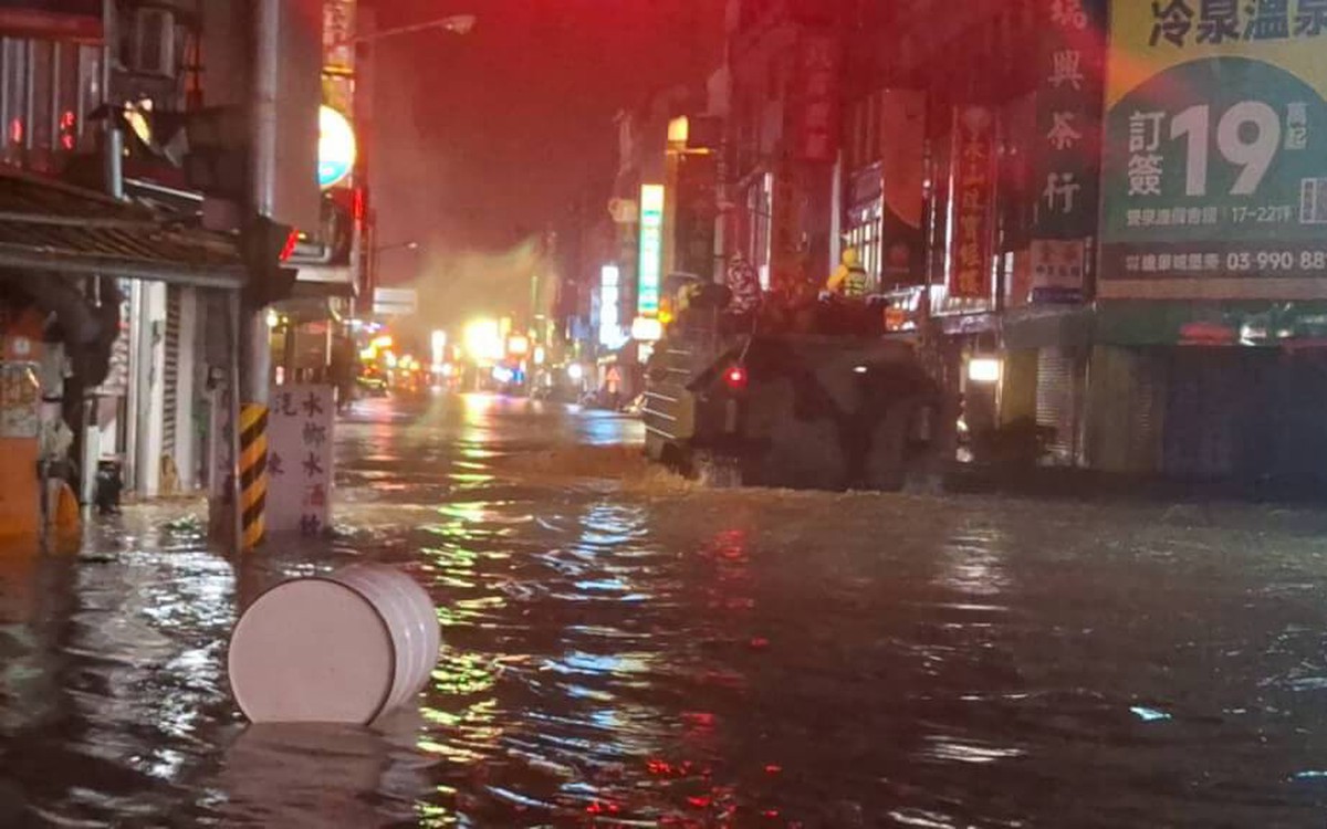 Bão Phượng Hoàng nhấn chìm nhiều khu vực Đài Loan, hơn 8.000 người sơ tán