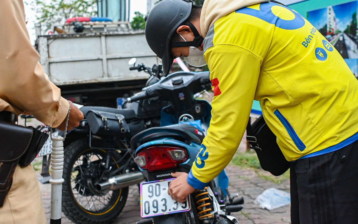 Đề xuất tăng nặng mức phạt với tài xế che, bẻ cong biển số