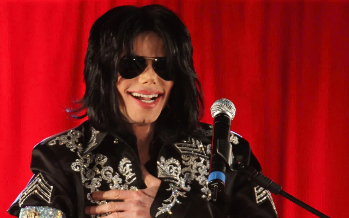 Michael Jackson là nghệ sĩ đầu tiên top 10 Billboard Hot 100 trong 60 năm