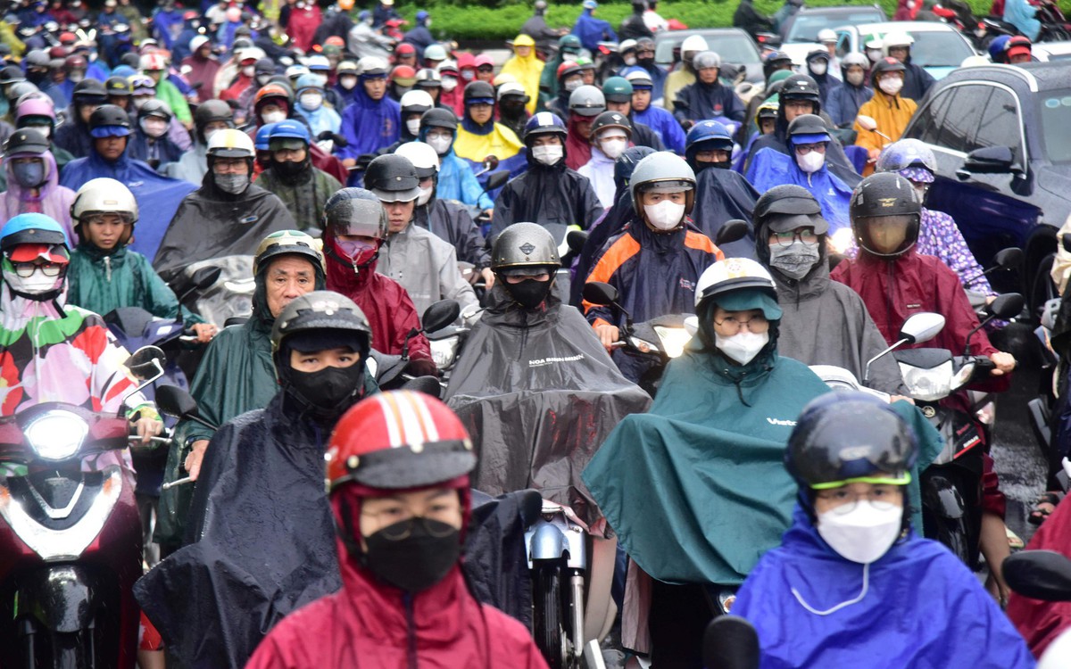 Hàng ngàn người dân ở TP.HCM đội mưa, nhích từng chút đi học, đi làm