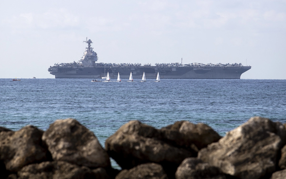 Mỹ điều tàu sân bay lớn nhất thế giới, Venezuela gấp rút triển khai quân đội quy mô lớn