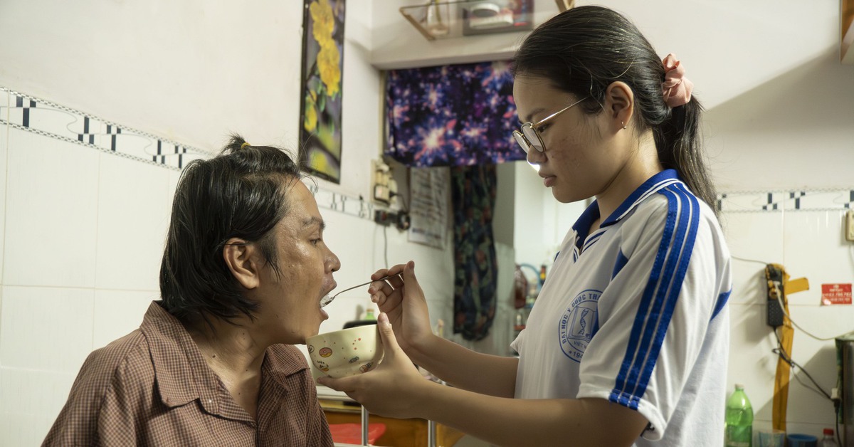 100 triệu đồng tặng nữ SV ĐH Y Dược TP.HCM, tuổi thơ chăm ba bị liệt và giờ nghe tin mẹ ung thư