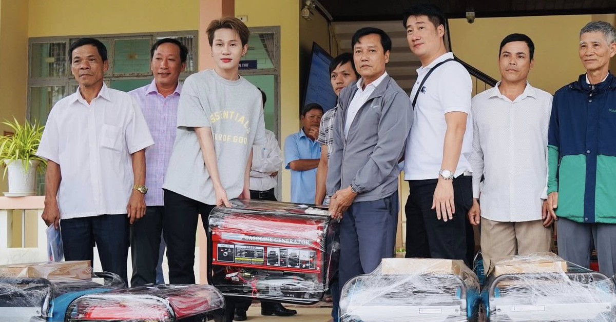 Ca sĩ Jack về Huế tặng máy phát điện cho bà con vùng lũ, sau lùm xùm bị cấm biểu diễn 9 tháng