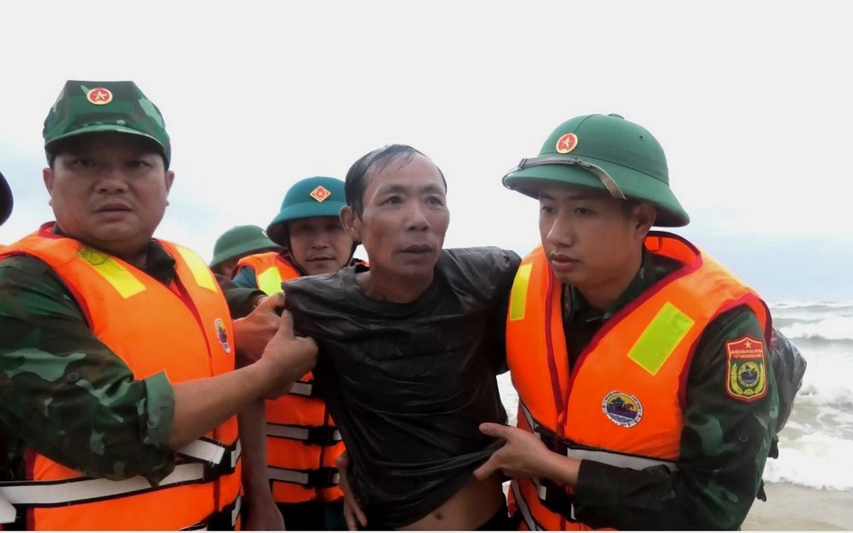 Cứu 8 ngư dân trên tàu cá sóng đánh chìm tại cửa biển Nhật Lệ