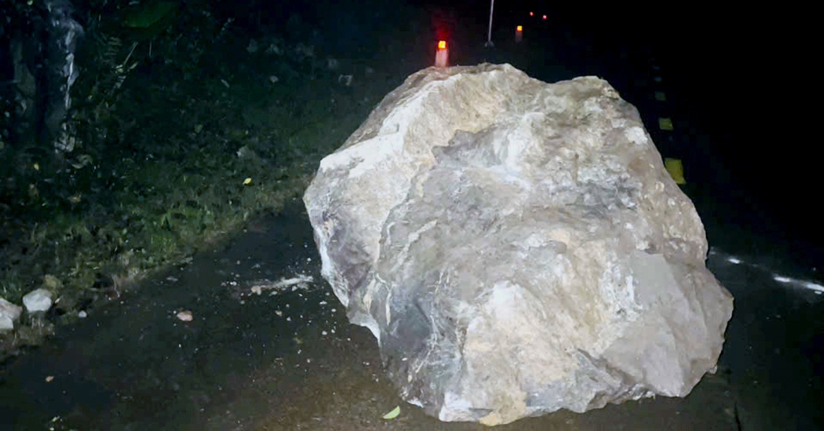 Tảng đá nặng hàng tấn sạt lở lăn xuống đường trong đêm, chính quyền tính chuyện di dời dân