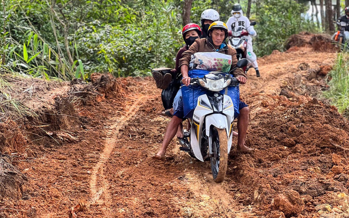 Dân lội bùn, băng rừng vì đèo D'Ran Đà Lạt đóng dài hạn