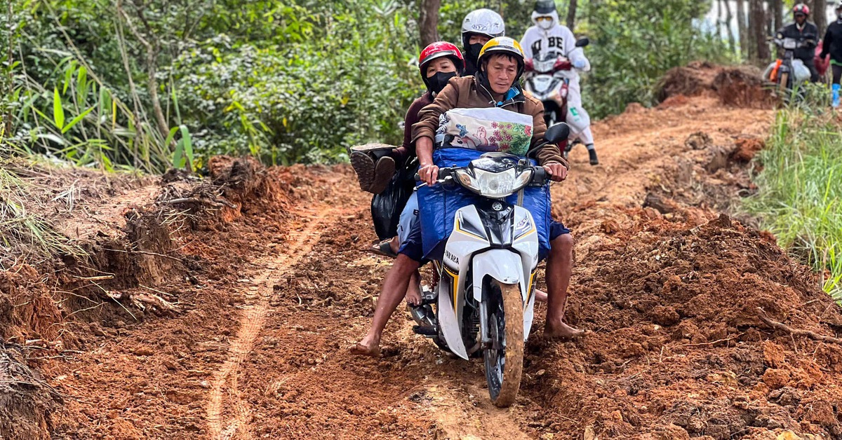 Dân lội bùn, băng rừng vì đèo D'Ran Đà Lạt đóng dài hạn