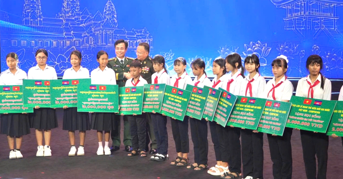 60 học sinh Việt Nam, Campuchia nhận học bổng tại buổi giao lưu sĩ quan trẻ biên giới hai nước
