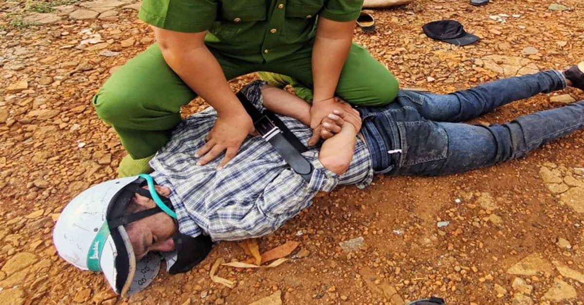 Liên tục lạng lách, chống trả quyết liệt, nghi phạm trộm cắp mang 6 tiền án vẫn bị bắt