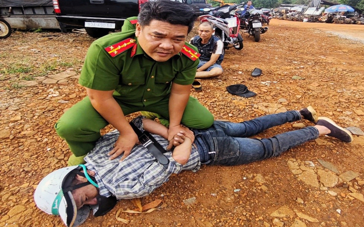 Liên tục lạng lách, chống trả quyết liệt, nghi phạm trộm cắp mang 6 tiền án vẫn bị bắt