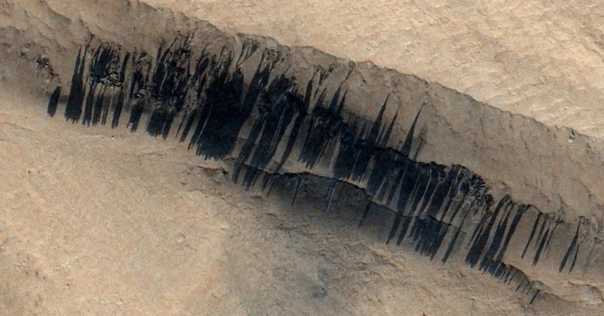 Sao Hỏa lộ 'mã vạch' kỳ lạ sau trận lở bụi do thiên thạch